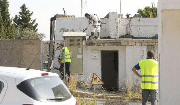 Limpieza de depósitos en Calicanto, donde se registraron más casos este verano.