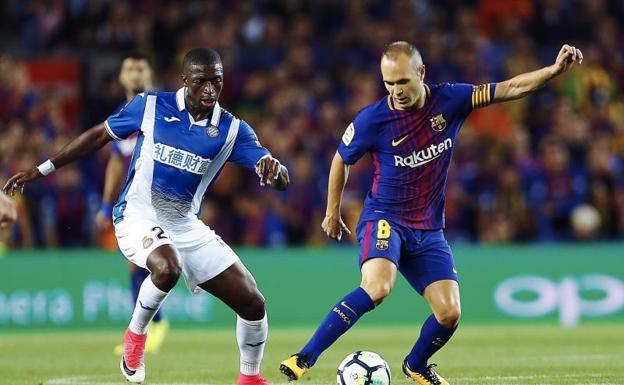 Iniesta, en una acción ante el Espanyol.