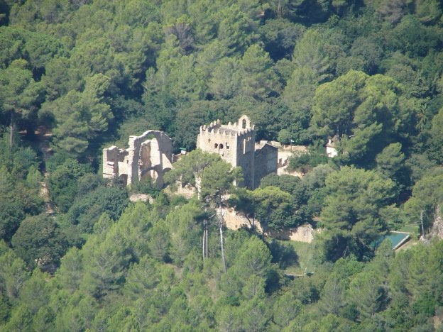 Panorámica del paraje de la Murta, con el monasterio en medio de la pinada.