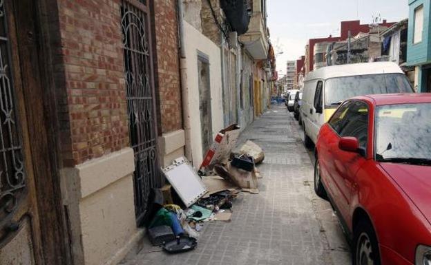 Chatarra en plena calle en el Cabanyal.