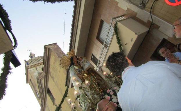 Imagen de la Virgen de los Desamparados saliendo de la iglesia de Náquera.
