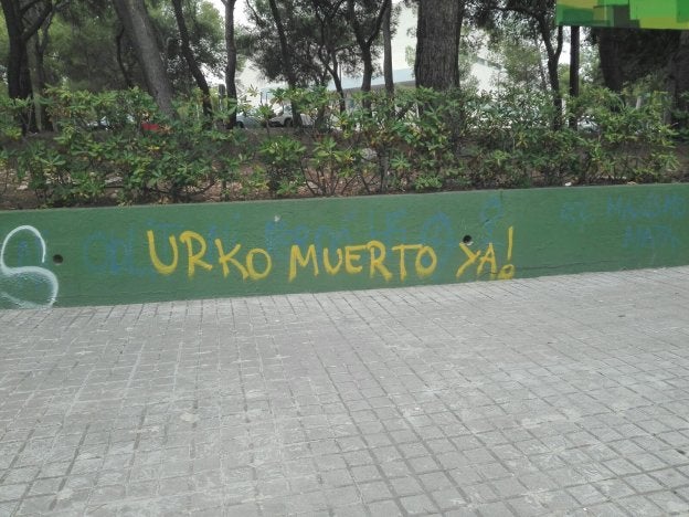 Pintada amenazante contra el can de detección de drogas, estampada en uno de los muros del parque de La Canyada.