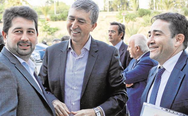 Natxo Costa, Rafael Climent y Manuel Illueca charlan antes de una reunión de trabajo.