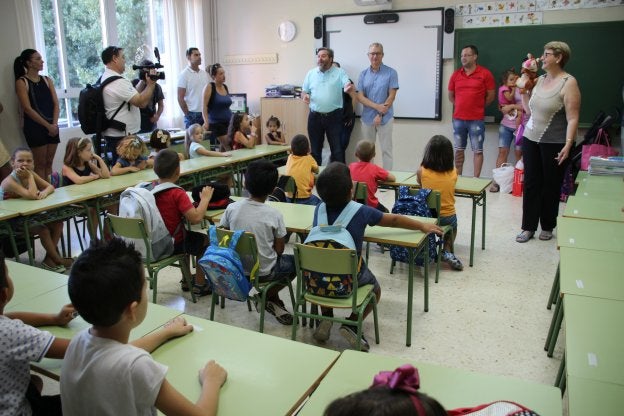 El inicio de las clases en el colegio Montgó de Dénia, con la presencia del edil de Educación.