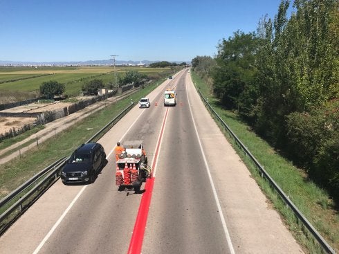 Refuerzo de la señalización en la CV-500, ayer.