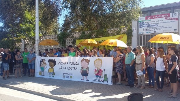La comunidad educativa del IES La Patacona protesta frente a las instalaciones del centro en el inicio escolar.
