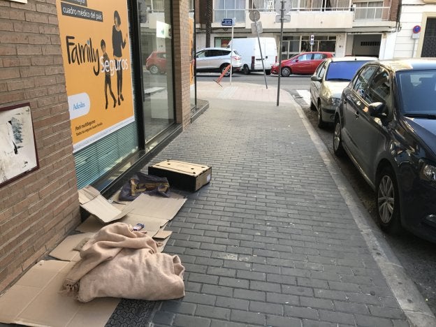 Los cartones, mantas y pertenencias de uno de los indigentes que vive en una céntrica calle de Tavernes.