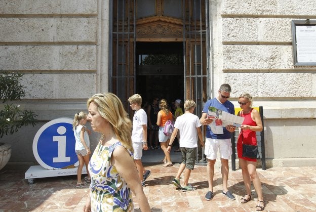 Turistas ante el centro de información del Ayuntamiento de Valencia.