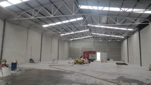 Una de las naves que se vieron afectadas, en pleno proceso de reconstrucción.