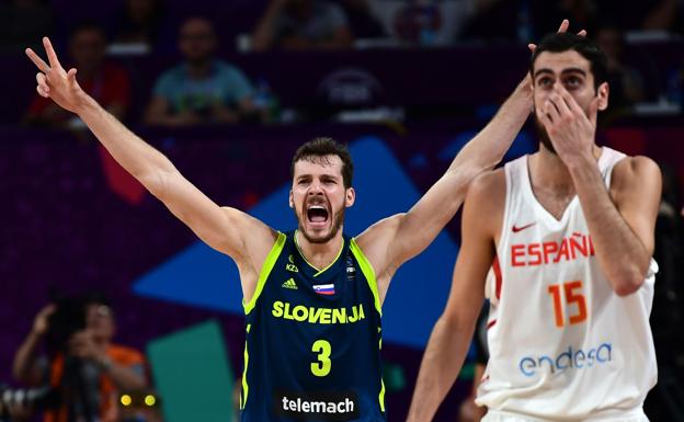Goran Dragic celebra una canasta ante Sastre.