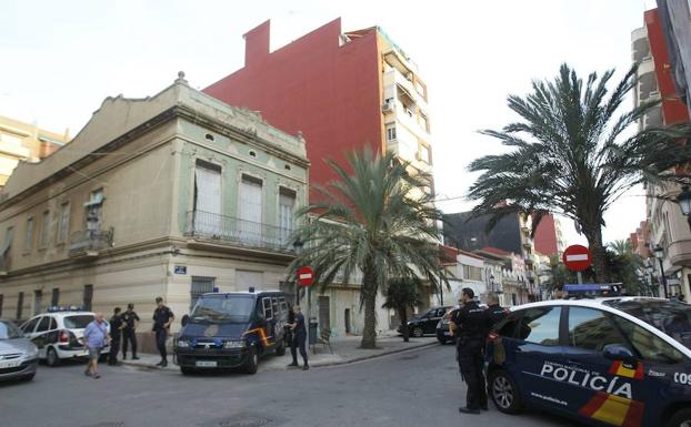 Furgones policiales en una calle del Cabanyal, en una imagen de archivo.