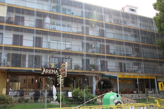 El edificio Suertes del Mar cuando se dio permiso a los vecinos para que regresaran después de 22 días desalojados de sus casas .