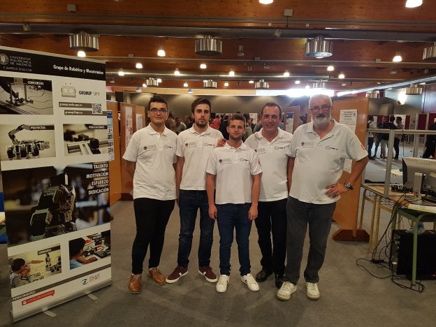 El equipo del campus de Alcoi que concurrió al certamen celebrado en Gijón.