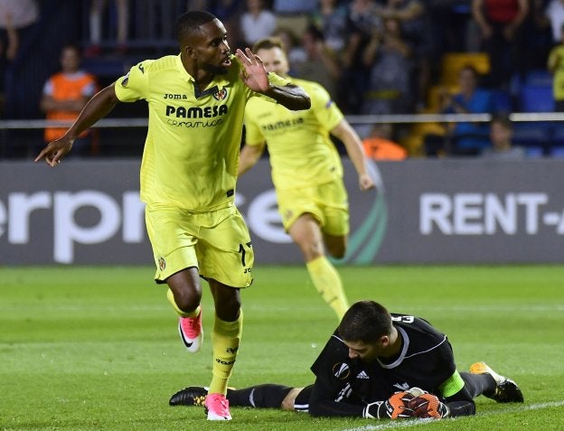 Bakambu celebra su tanto ante el Astana.