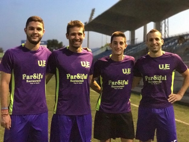 Àlex Gascó, junto a Bertó, Martí y Carles, en su primer entrenamiento con la UE Gandia.