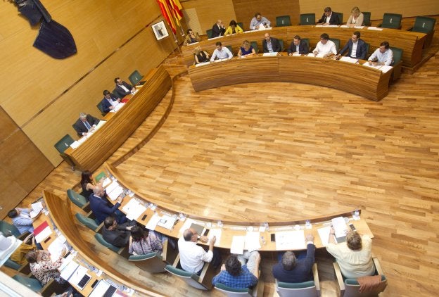 El socialista Jorge Rodríguez preside un pleno de la Diputación de Valencia.