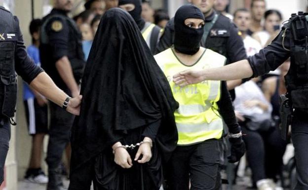 Raja E. A., tras ser detenida en septiembre de 2015 en Gandia.