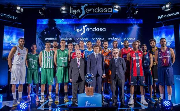 Jugadores de los 18 equipos de la Liga Endesa, en la presentación del campeonato. /EFE