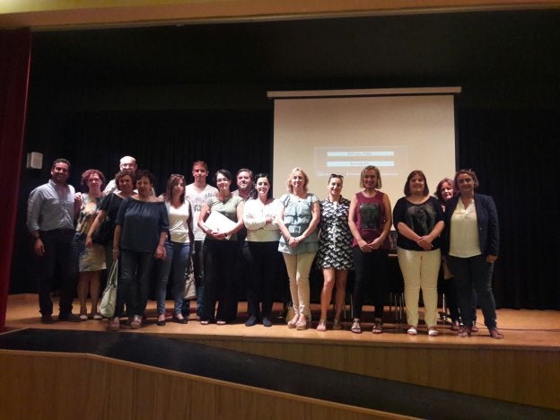 Los ediles de la comarca junto a la directora general ayer en Dénia. / LP