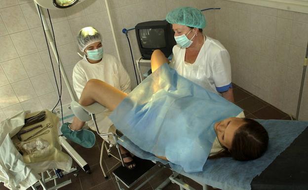 Dos médicos, practicando un aborto./