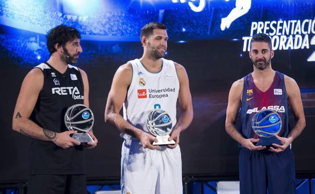 Álex Mumbrú, Felipe Reyes y Juan Carlos Navarro, durante la presentación de la Liga Endesa. /Efe