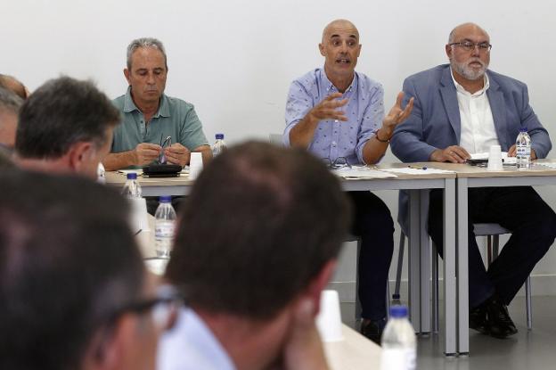 Julià, en el centro, y Rodríguez, a la derecha, en la reunión de ayer. / irene marsilla