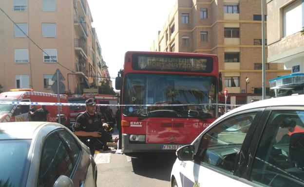El autobús de la EMT, en el lugar del accidente.