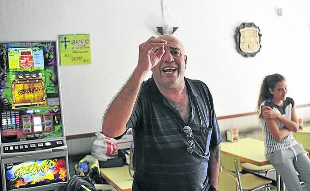 Vehemencia. Humberto Miguel explica su postura favorable al independentismo en el bar Mediterrània, con su hija Iris detrás.