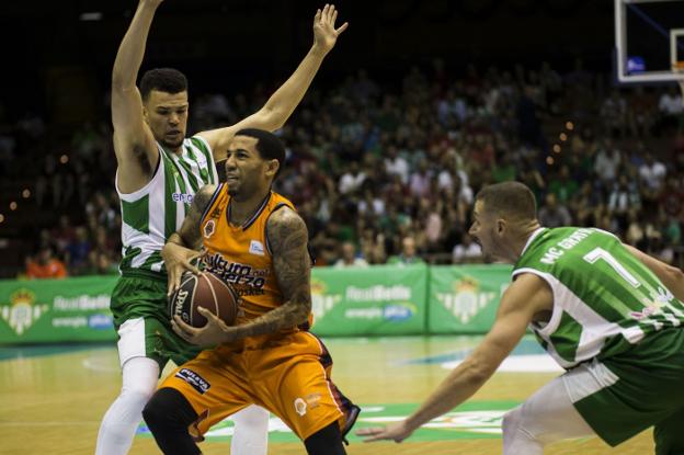 Erick Green entra a canasta ante la defensa de Nelson. / acbphoto