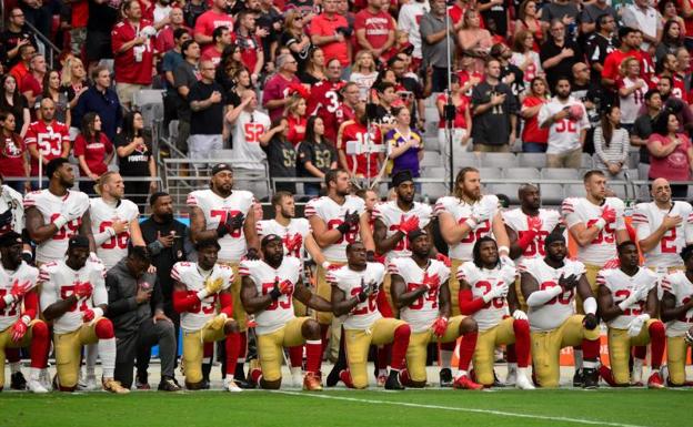 Los jugadores de los 49ers de San Francisco, durante el himno de Estados Unidos. /AFP