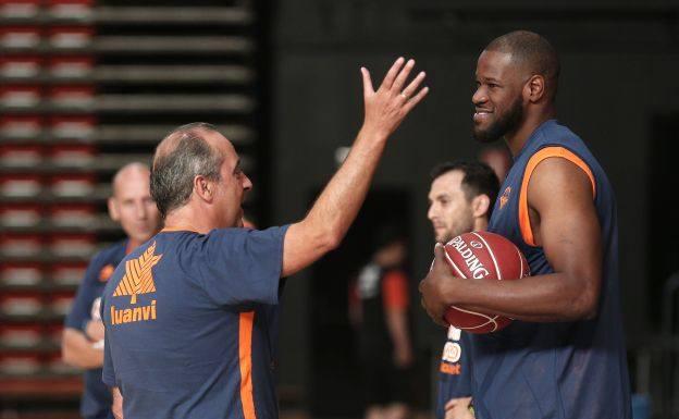 Txus Vidorreta conversa con Latavius Williams. /LP