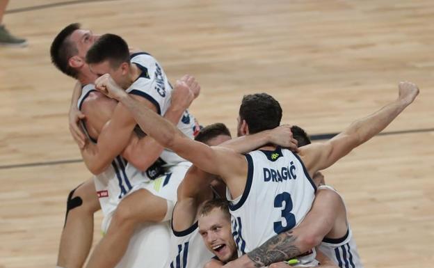 Los jugadores de Eslovenia celebran el título europeo conquistado en Estambul. /EFE