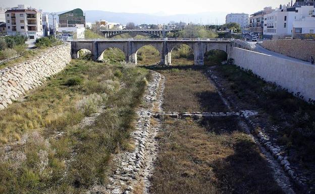 El río Serpis, completamente seco, a su paso por el centro histórico de Gandia. /C. L.