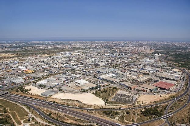 Parte de la zona industrial de Paterna. / lp