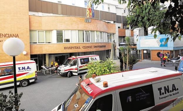 Varias ambulancias en el patio de acceso al Hospital Clínico. / irene marsilla