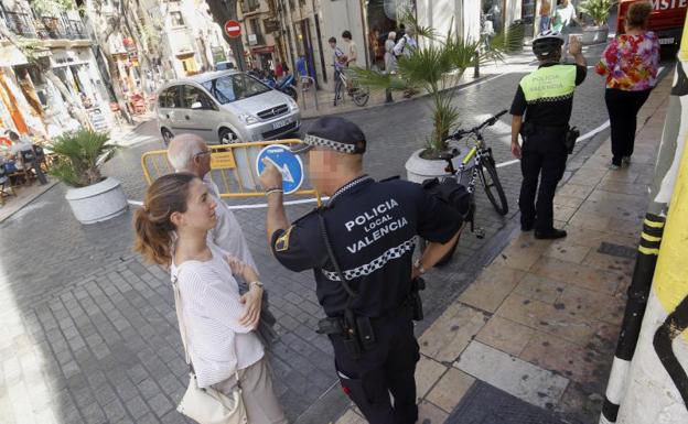 Un policía indica los cambios. /Irene Marsilla