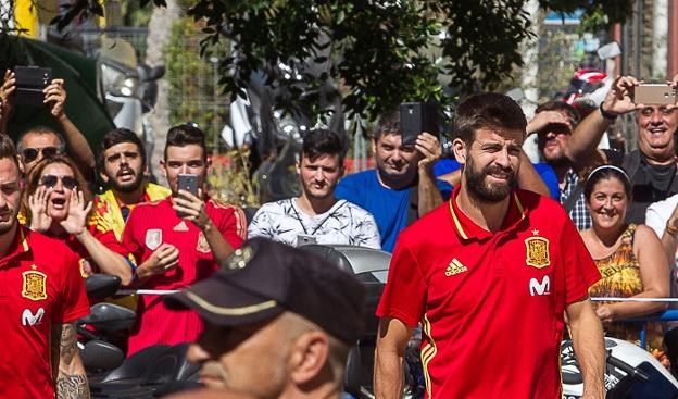 Gerard Piqué, a la llegada de la selección española, ayer, a su hotel de concentración en Alicante para jugar contra Albania. / efe