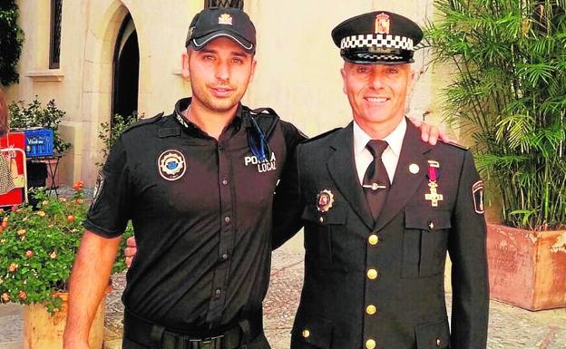 Los agentes Juan Bautista Gascón y José Alberto Martínez. /L. G.