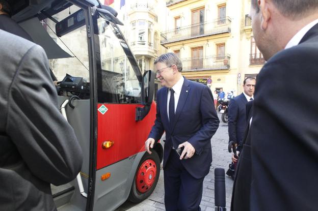 El presidente Puig sube a bordo del microbús. / manuel molines
