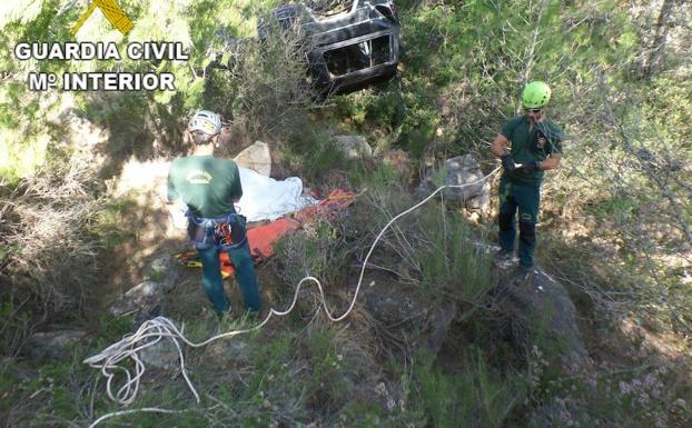 Imagen de los operarios durante la excarcelación de los cuerpos./Guardia Civil