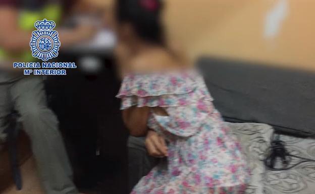 Imagen del registro en el piso. /Policía Nacional