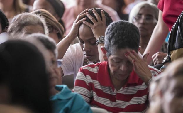 Simpatizantes de la oposición venezolana muestran su decepción por los resultados de las elecciones regionales del domingo./Miguel Gutiérrez (Efe)