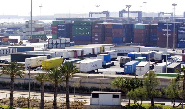 Contenedores de mercancías en el Puerto de Valencia. / damian torres
