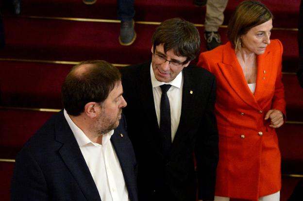 Junqueras, Puigdemont y Forcadell, durante la sesión del Parlament en la que se suspendió la independencia. / JOSEP LAGO / afp