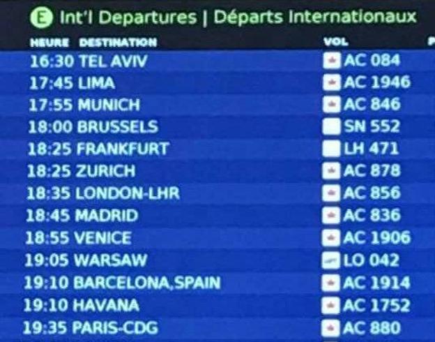 Polémica en las redes por el mensaje en el panel de salidas del aeropuerto de Toronto junto a los vuelos a Barcelona