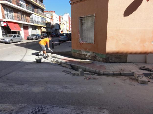 Una de las calles en las que se está actuando para la eliminación de barreras arquitectónicas / lp