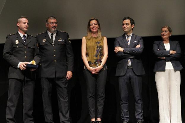 Premiados y representantes, durante un momento de la gala celebrada ayer en Paterna. / lp