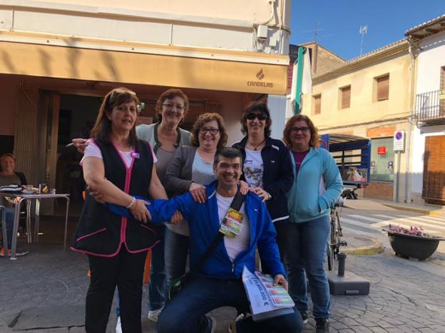 Cinco vecinas agraciadas posan junto al vendedor de la ONCE que vendió los cupones premiados. / lp