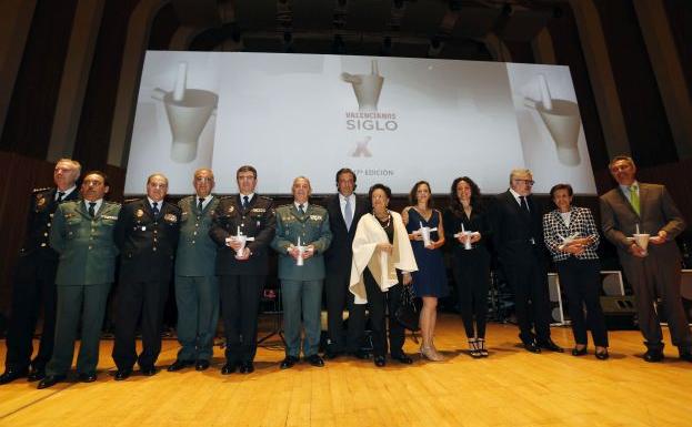 Foto de familia de los premiados en la gala./