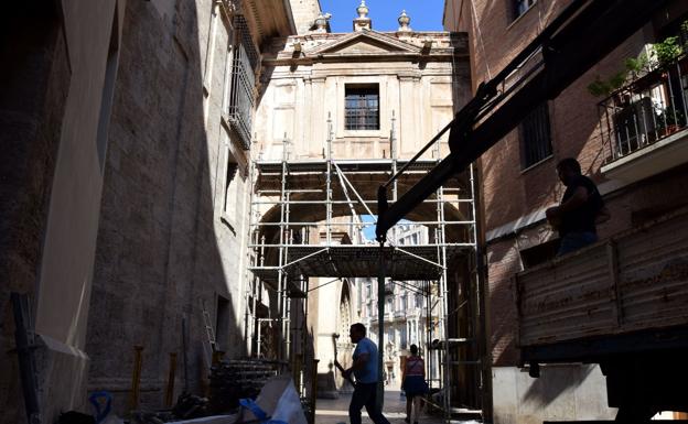 Los trabajos que han empezado hoy en el arco de la calle Barchilla./AVAN